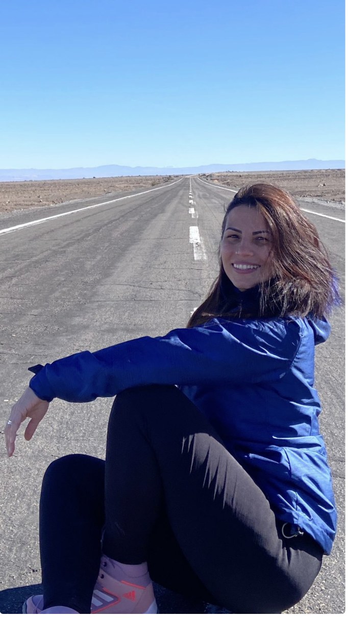 Karina, fundadora da Tiaki Destinos, em uma estrada durante viagem